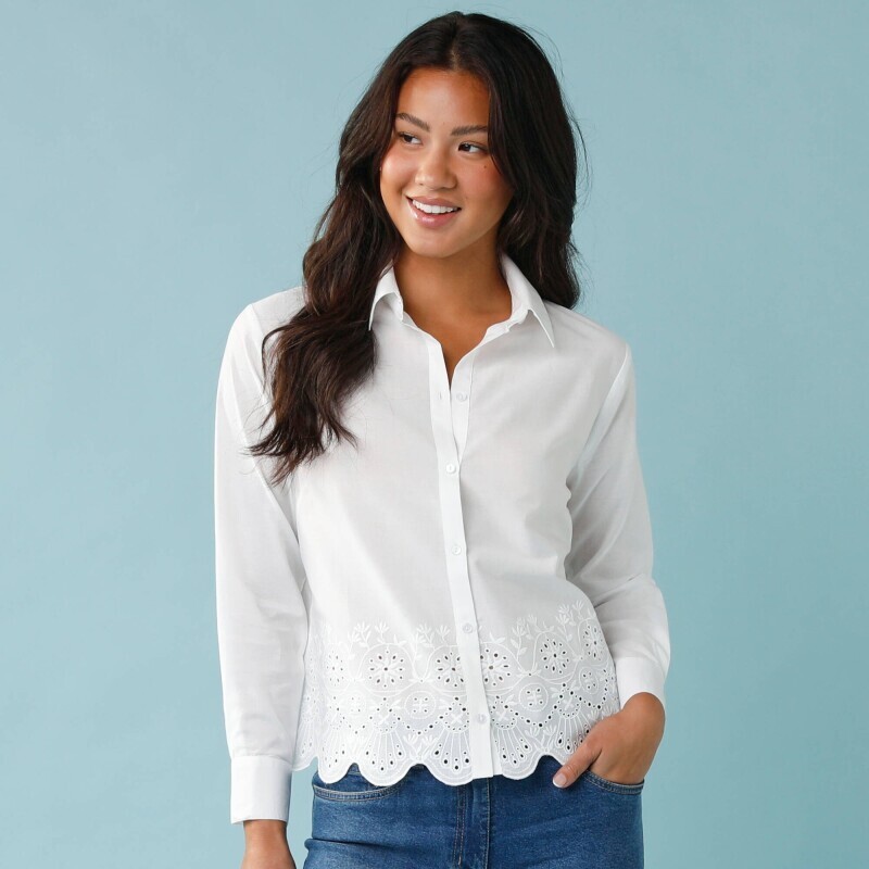 Jednofarebná blúzka s madeirovou výšivkou, pre nižšiu postavu