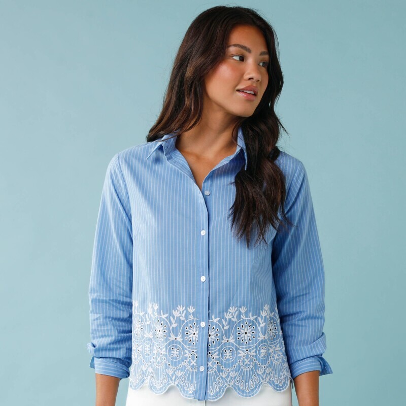 Pruhovaná blúzka s madeirovou výšivkou, pre nižšiu postavu