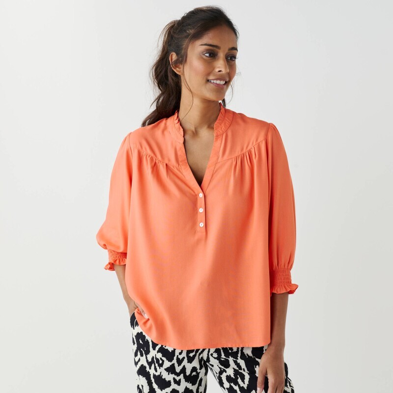 Jednofarebná blúzka s výstrihom na gombíky