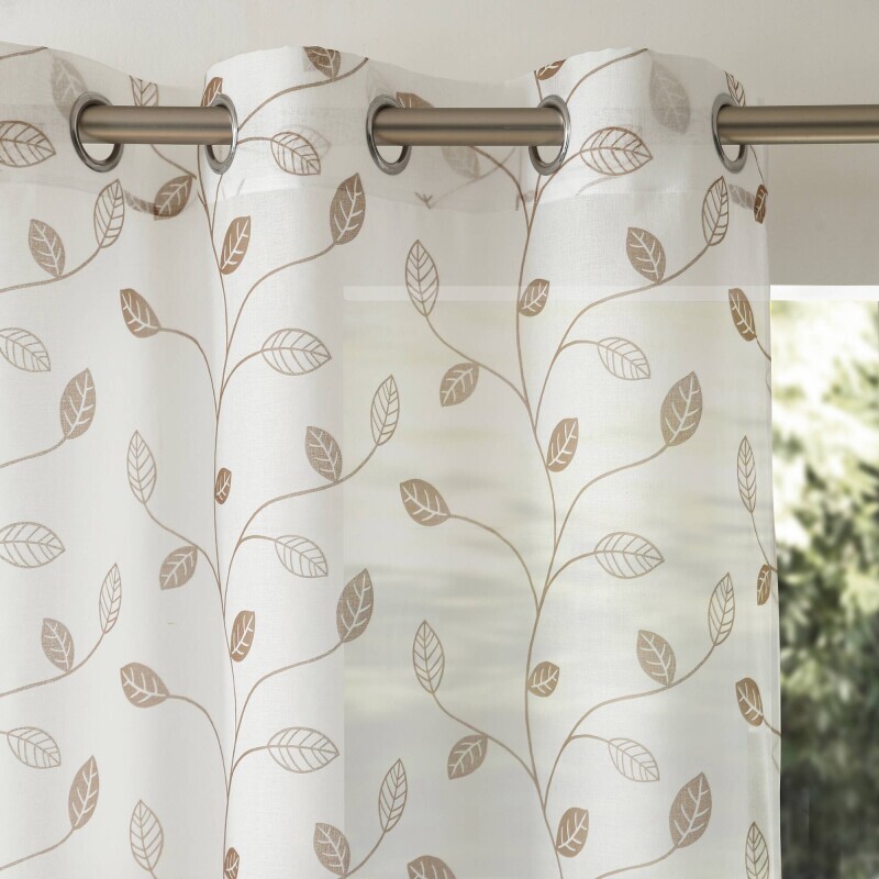 Voálová záclona s motívom listov zakončená očkami