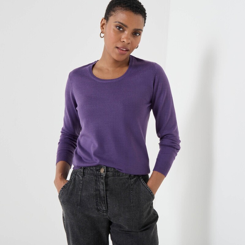 Jednofarebný pulóver s okrúhlym výstrihom