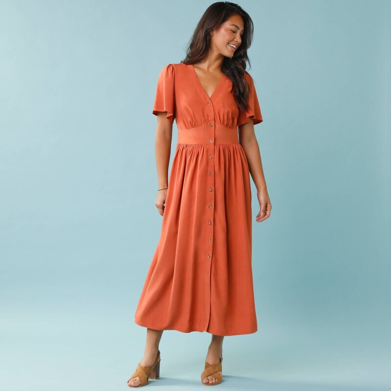 Dlhé jednofarebné šaty s gombíkmi pre nižšiu postavu