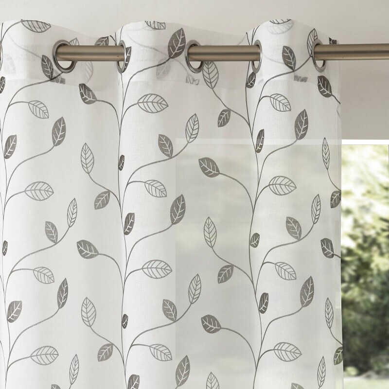 Voálová záclona s motívom listov zakončená očkami