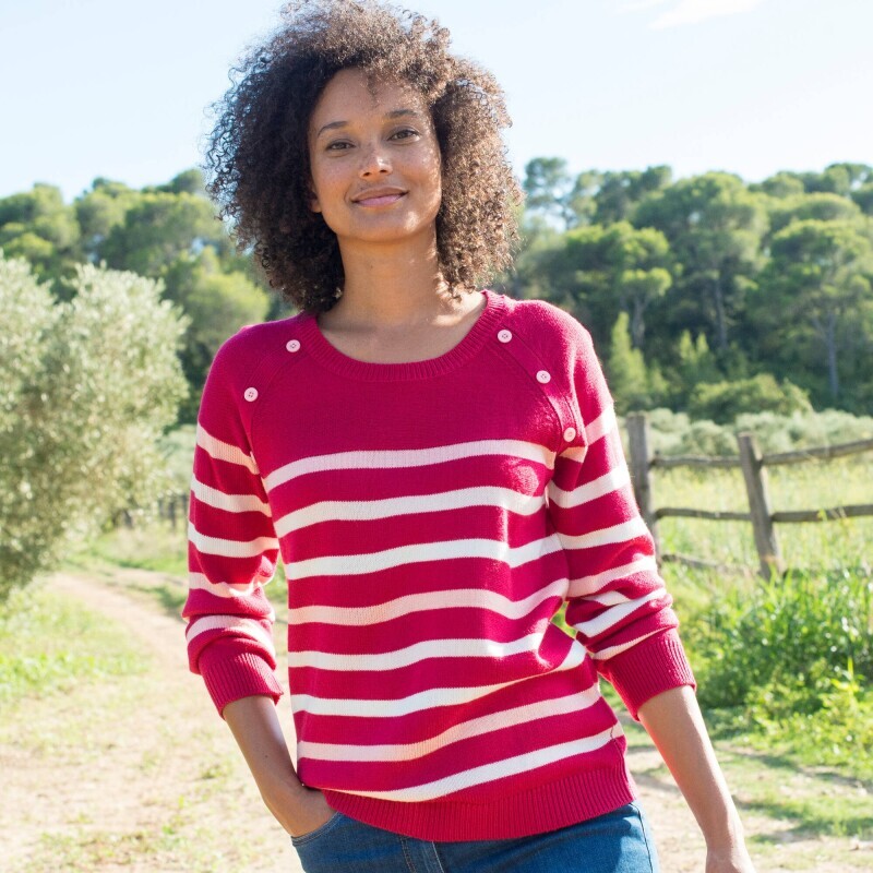 Pruhovaný pulóver s ozdobnými gombíkmi