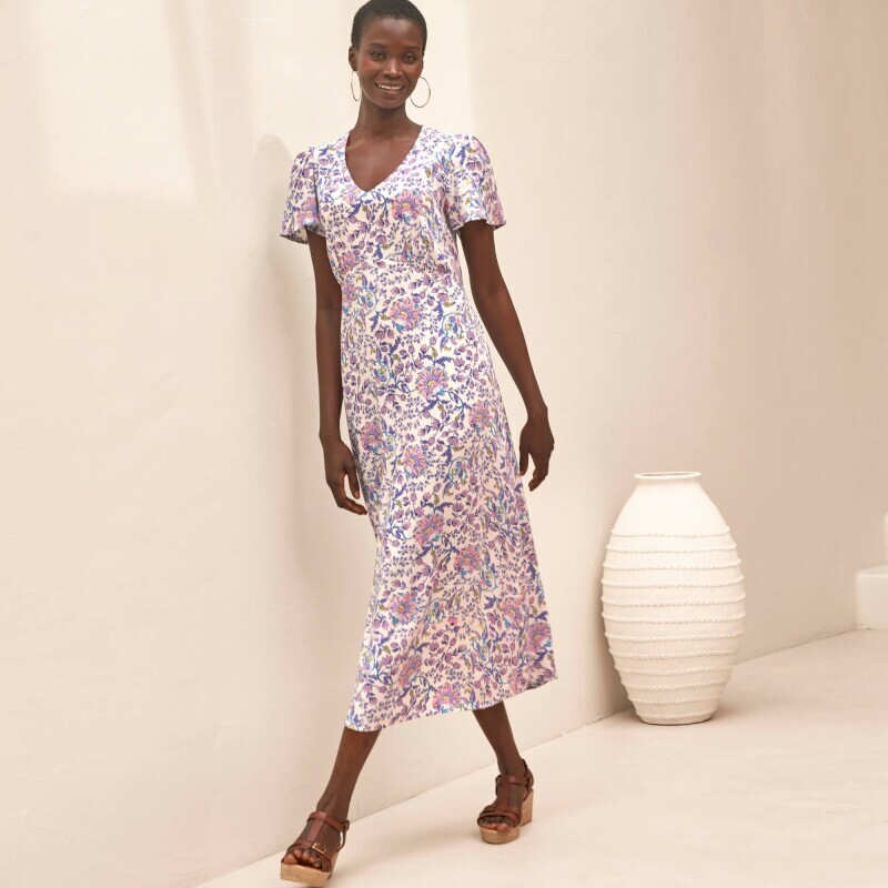 Dlhé šaty s výstrihom do V a potlačou