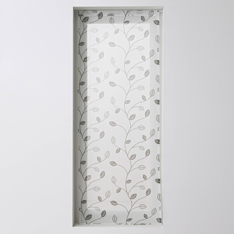 Vitrážová záclona s motívom listov a zakončená pútkami