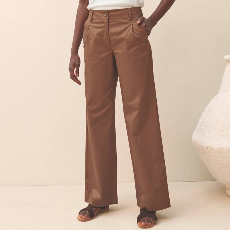 Široké nohavice so skladmi vpredu