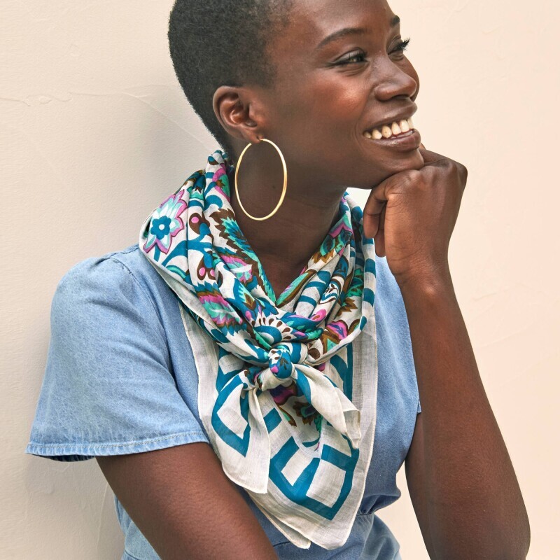 Šatka z bavlneného voálu s potlačou kvetín