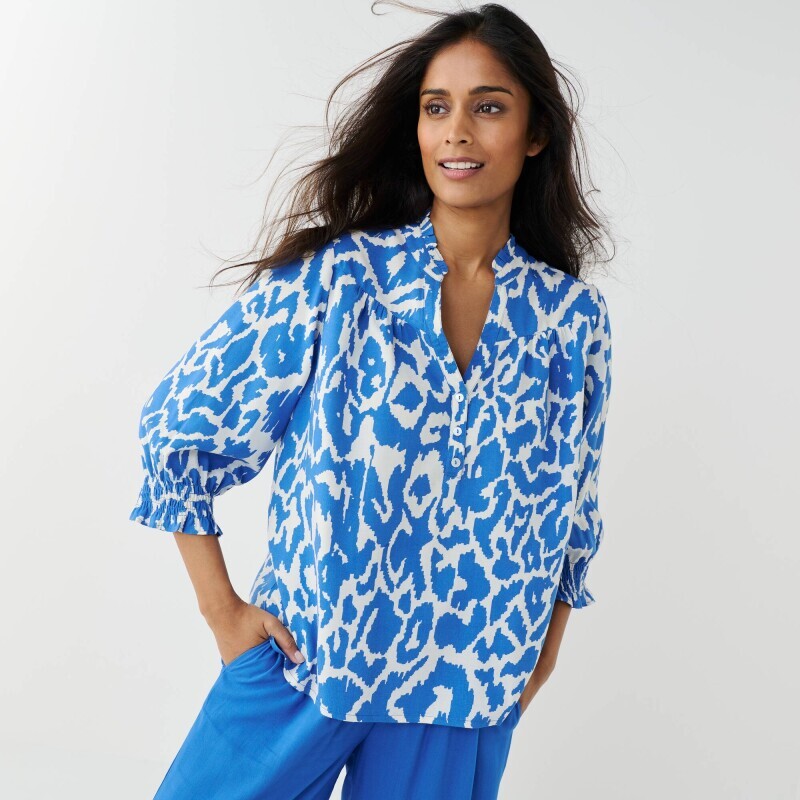 Blúzka s výstrihom na gombíky a potlačou