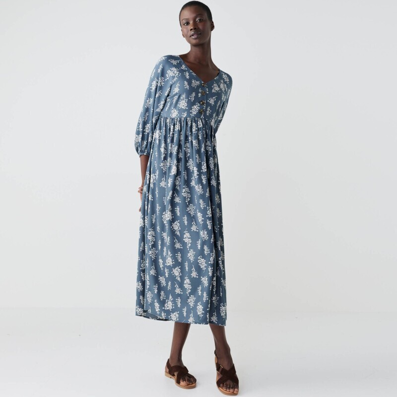 Rozšírené midi šaty s gombíkmi a potlačou