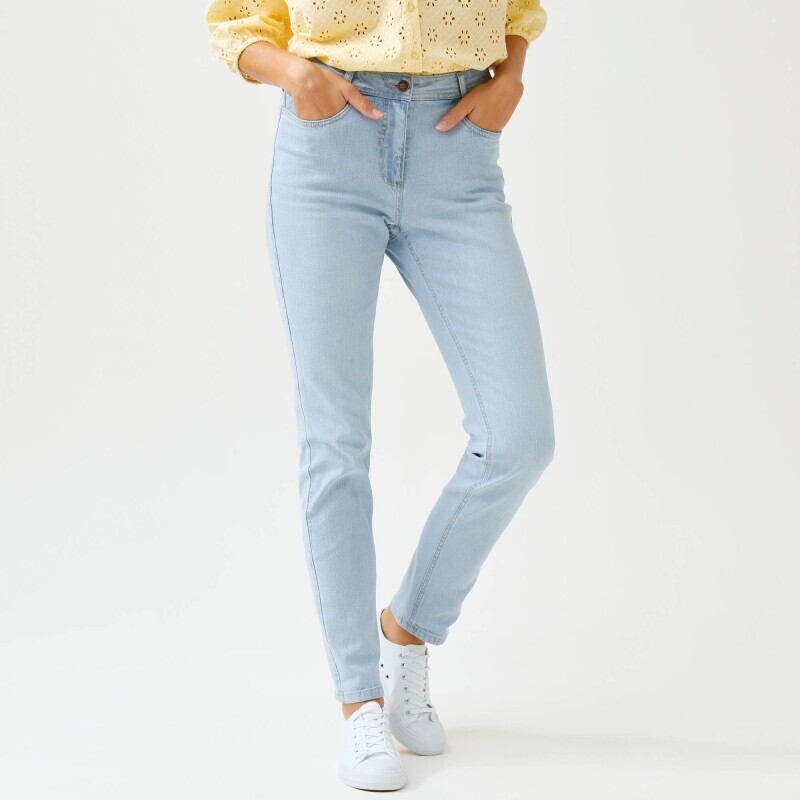 Úzke džínsy s vysokým pásom pre nižšiu postavu