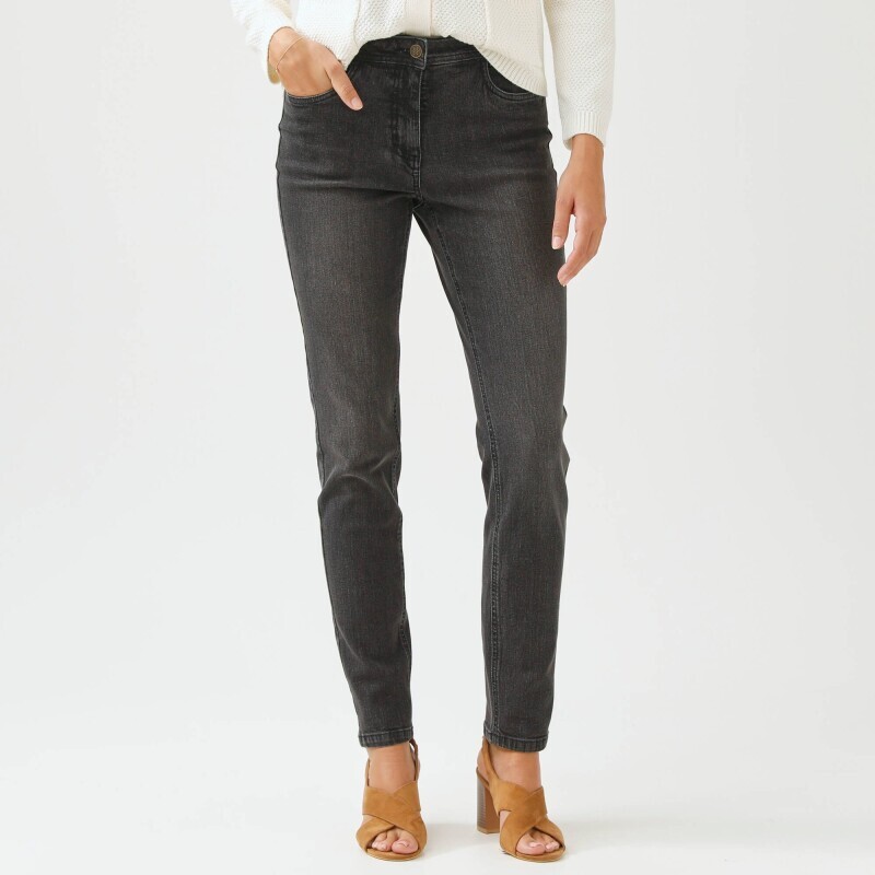 Úzke džínsy s vysokým pásom pre nižšiu postavu