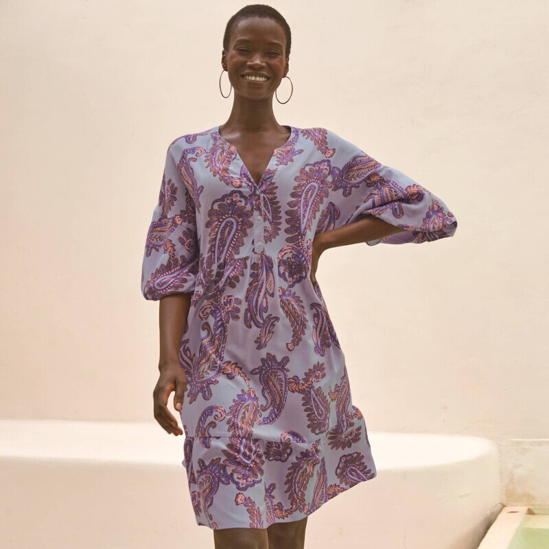 Rozšírené krátke šaty s potlačou a širokými rukávmi