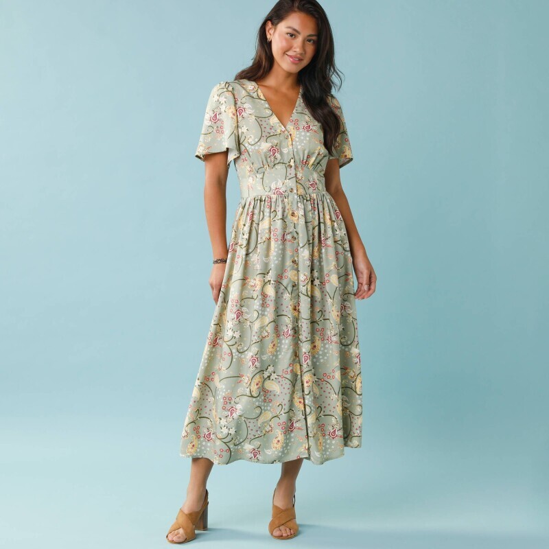 Dlhé šaty s potlačou a gombíkmi pre nižšiu postavu