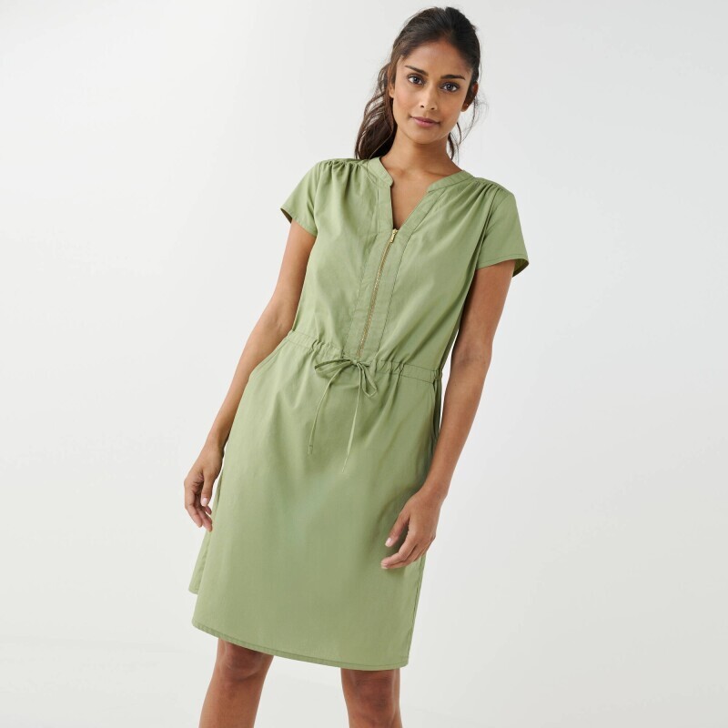 Krátke šaty s výstrihom na zips a šnúrkou v páse