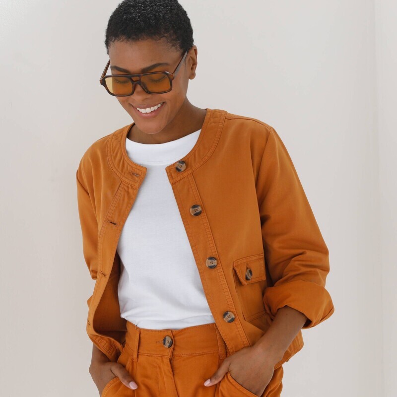 Krátka keprová bunda na gombíky