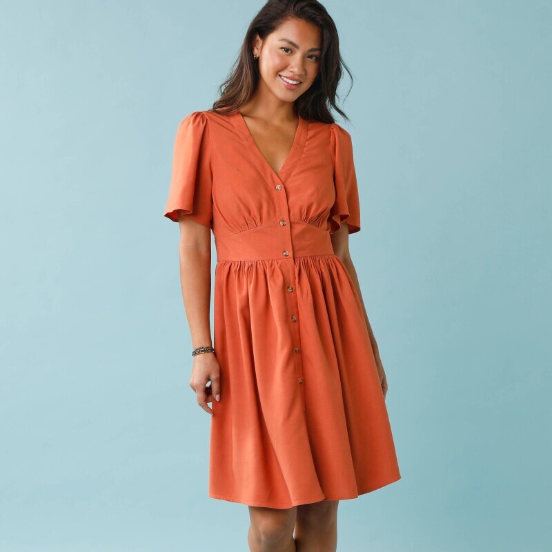 Krátke jednofarebné šaty s gombíkmi pre nižšiu postavu