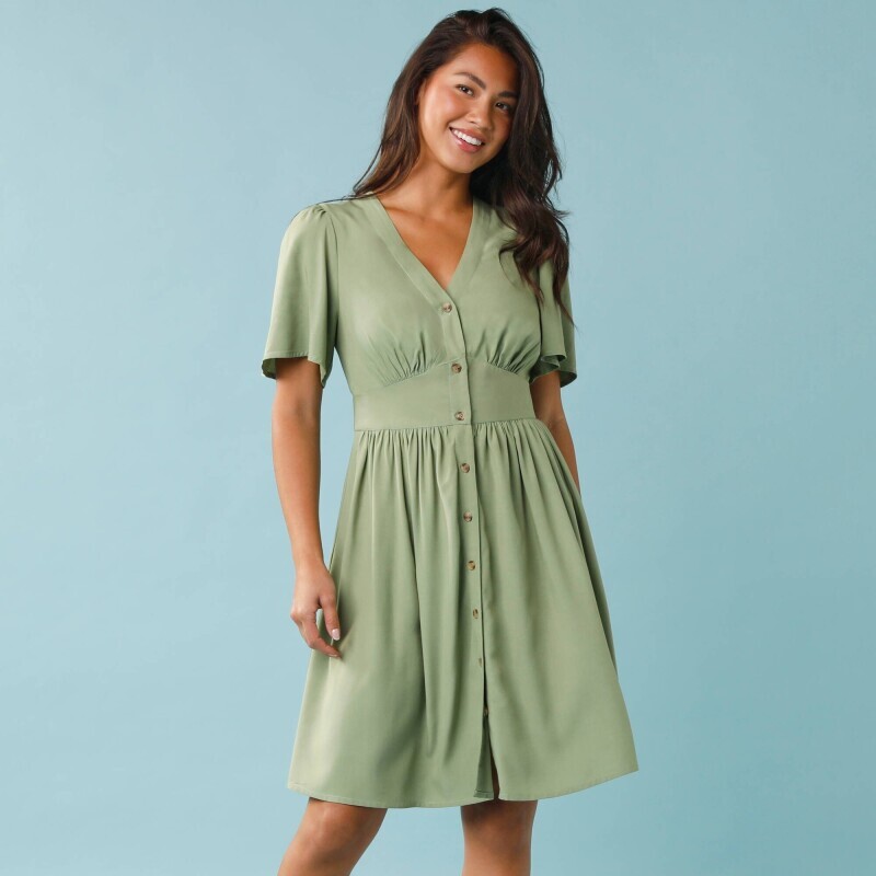 Krátke jednofarebné šaty s gombíkmi pre nižšiu postavu