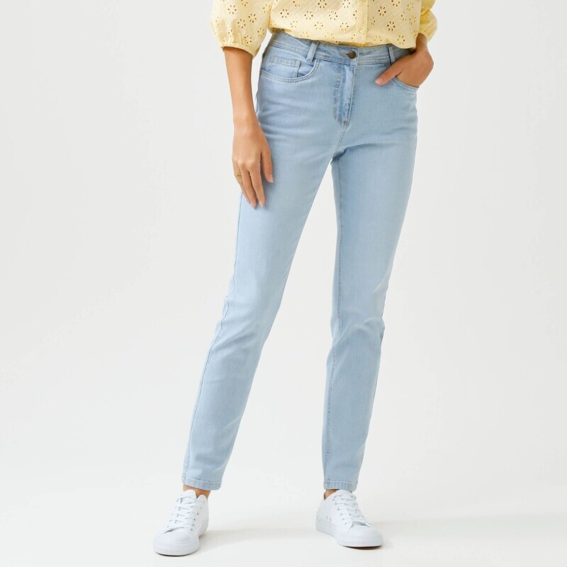 Úzke džínsy s vysokým pásom pre strednú postavu