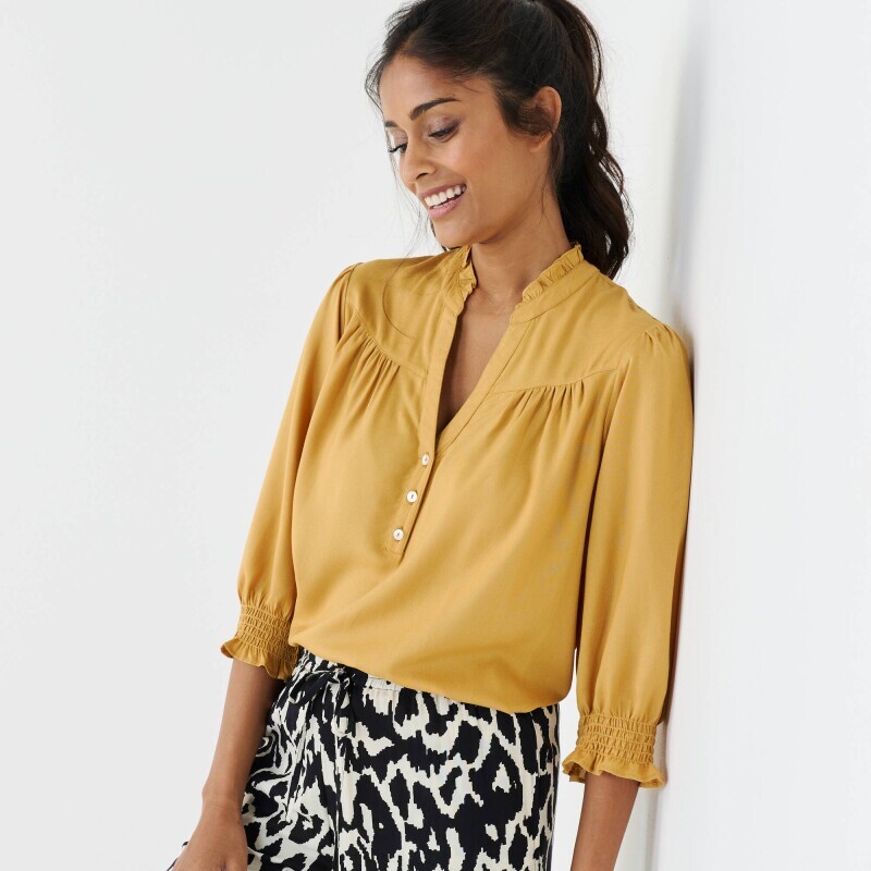 Jednobarevná halenka s výstřihem na knoflíčky