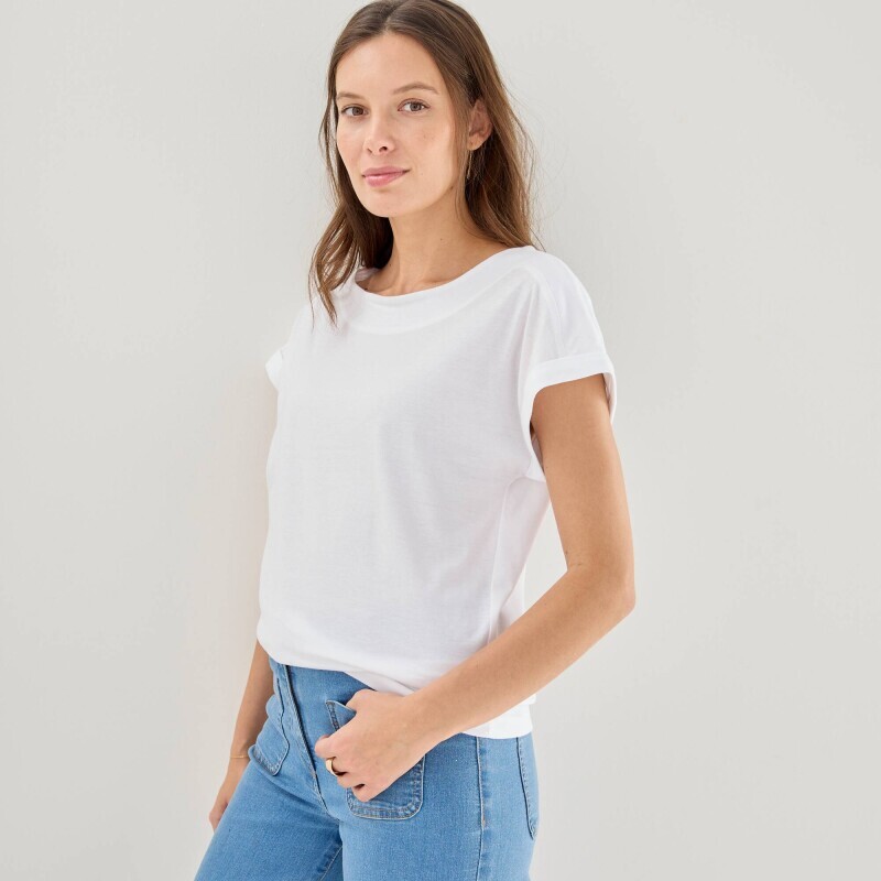 Jednofarebné tričko s lodičkovým výstrihom a krátkymi rukávmi