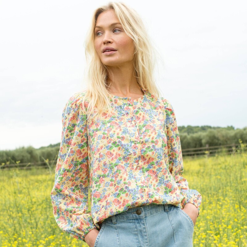 Blúzka s potlačou kvetín a okrúhlym výstrihom