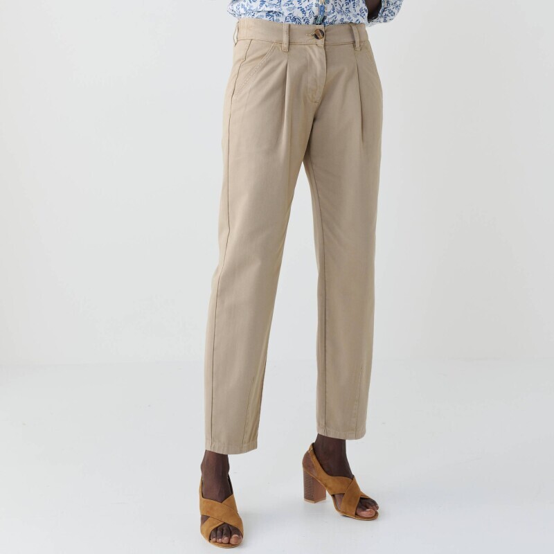 Nohavice so skladmi a záševkami na koncoch nohavíc