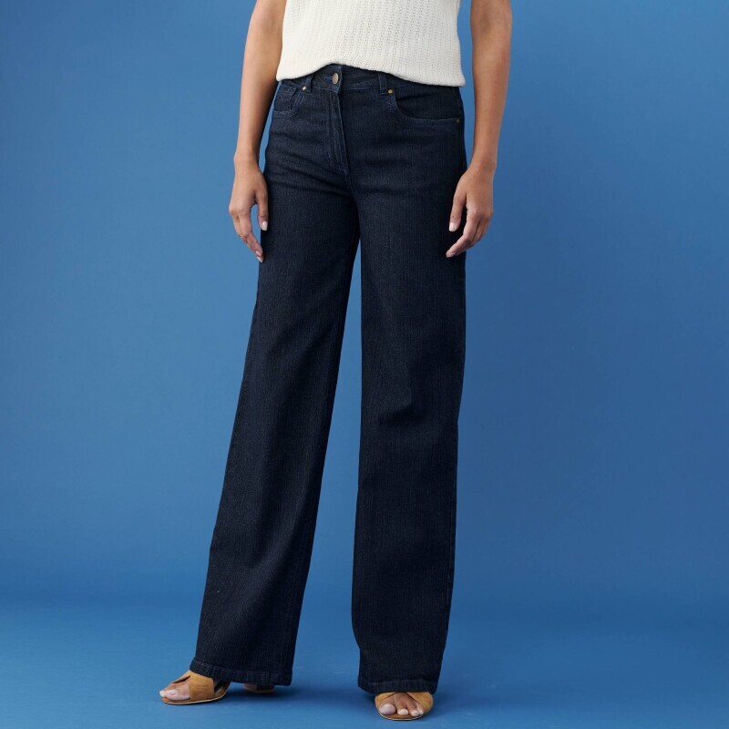 Široké strečové džínsy pre nižšiu postavu