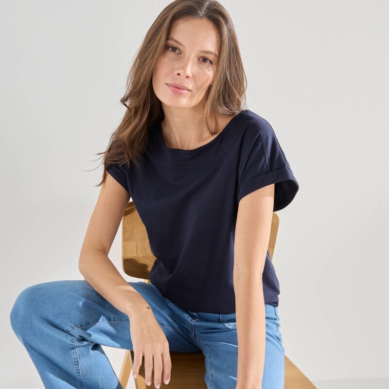 Jednofarebné tričko s lodičkovým výstrihom a krátkymi rukávmi