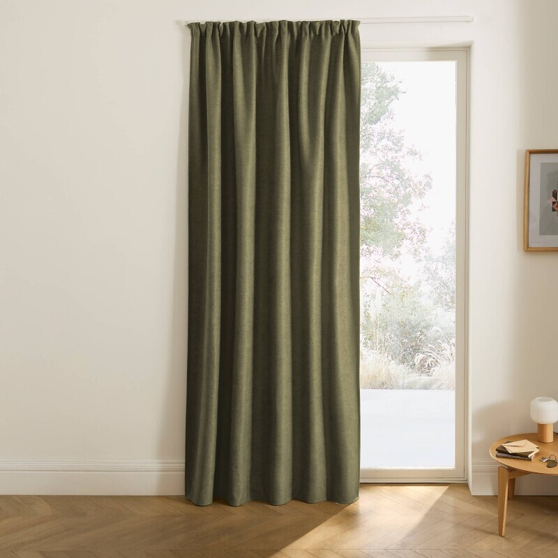 Zatemňovací a izolační závěs zakončený řasící páskou