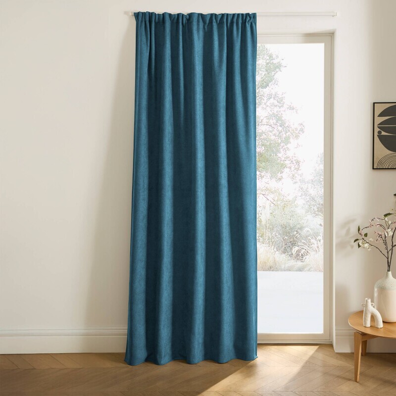 Zatemňovací a izolační závěs zakončený řasící páskou