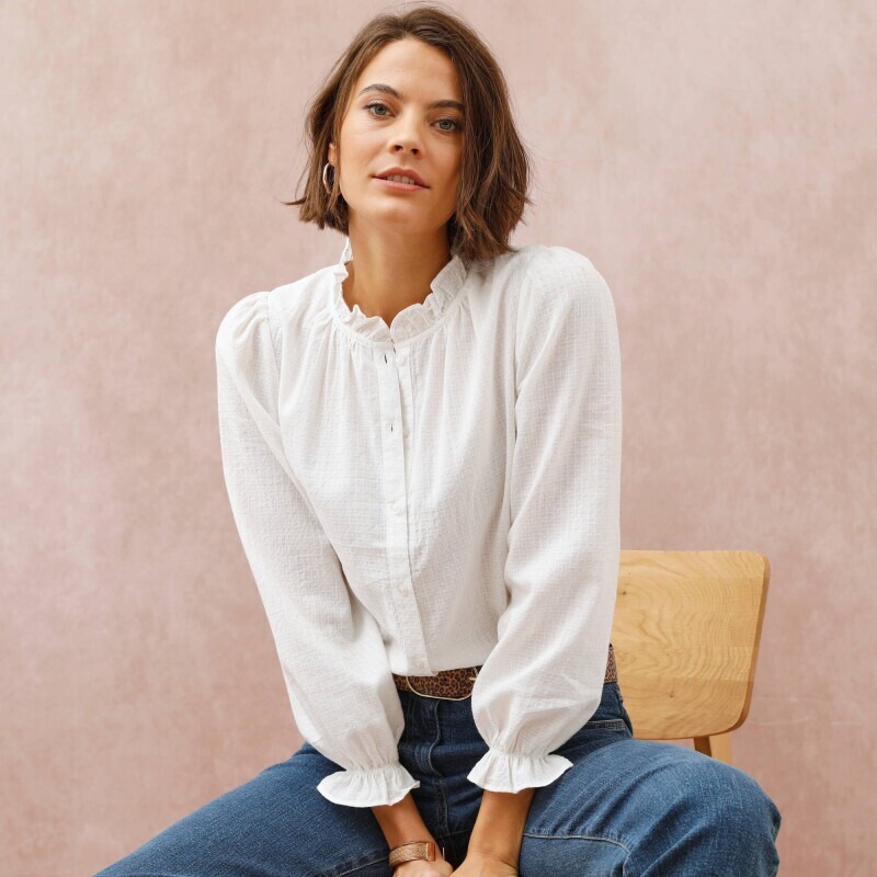 Jednofarebná blúzka s volánikmi