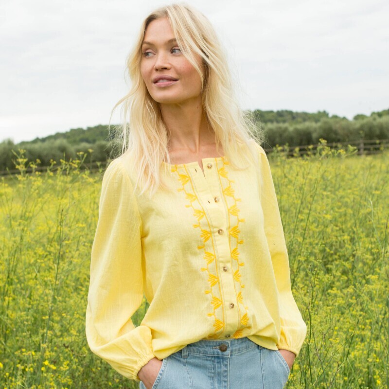 Blúzka s výšivkou a okrúhlym výstrihom