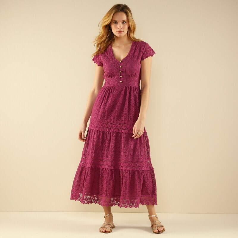 Długa koronkowa sukienka z makramą