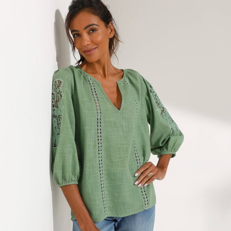 Bluzka w jednolitym kolorze z makramą i ażurowym haftem