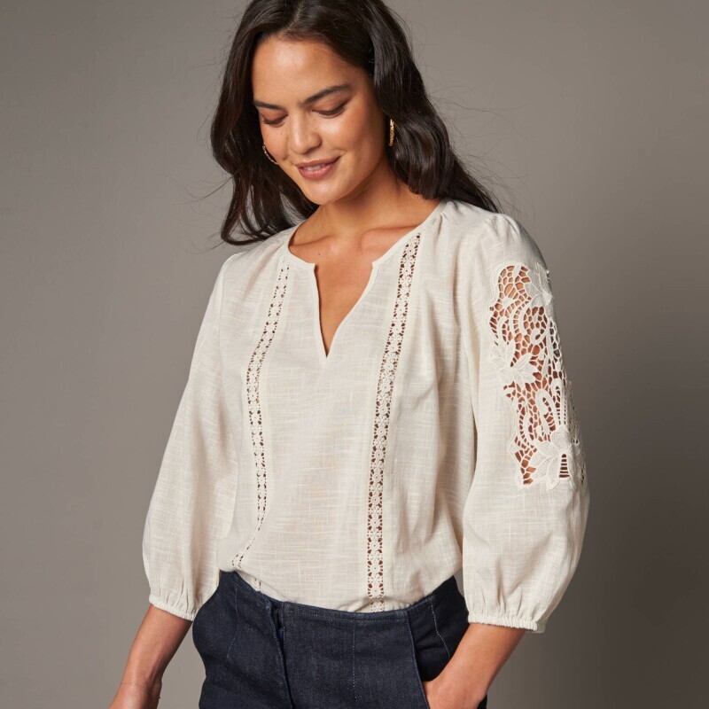 Halenka se 7/8 rukávy a ažurovou výšivkou