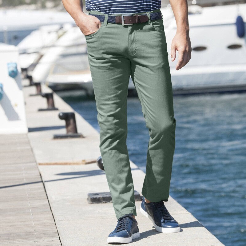 Rovné kalhoty s 5 kapsami a pružným pasem na bocích, pro nižší postavu