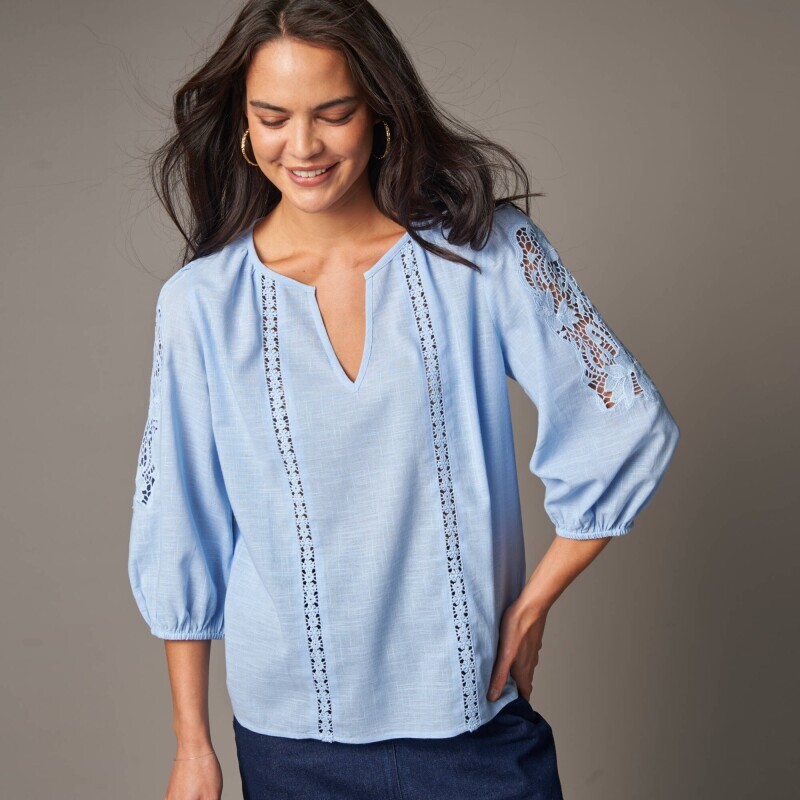 Halenka se 7/8 rukávy a ažurovou výšivkou