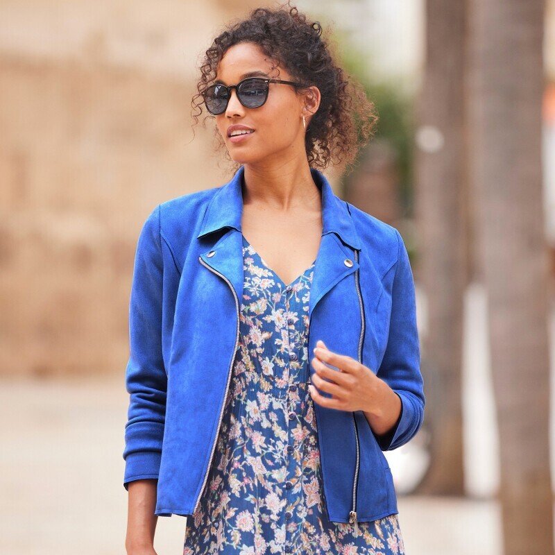 Kurtka zapinana na suwak, wykonana z imitacji zamszu