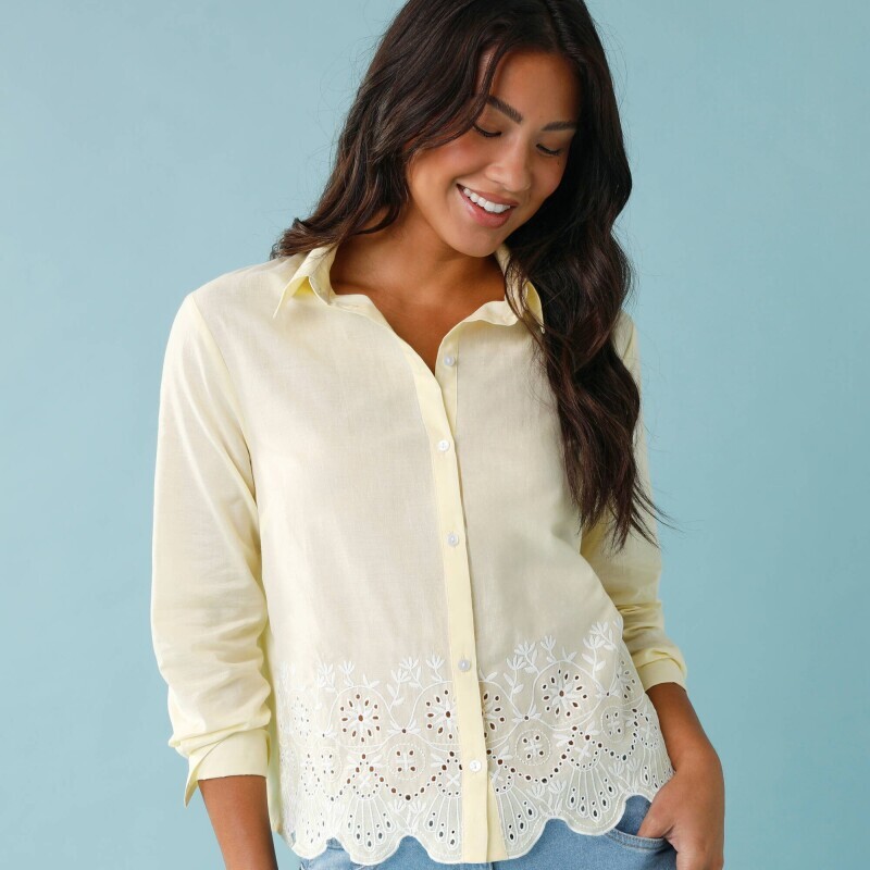 Однотонна блузка з вишивкою мадейри, для дрібнішої фігури