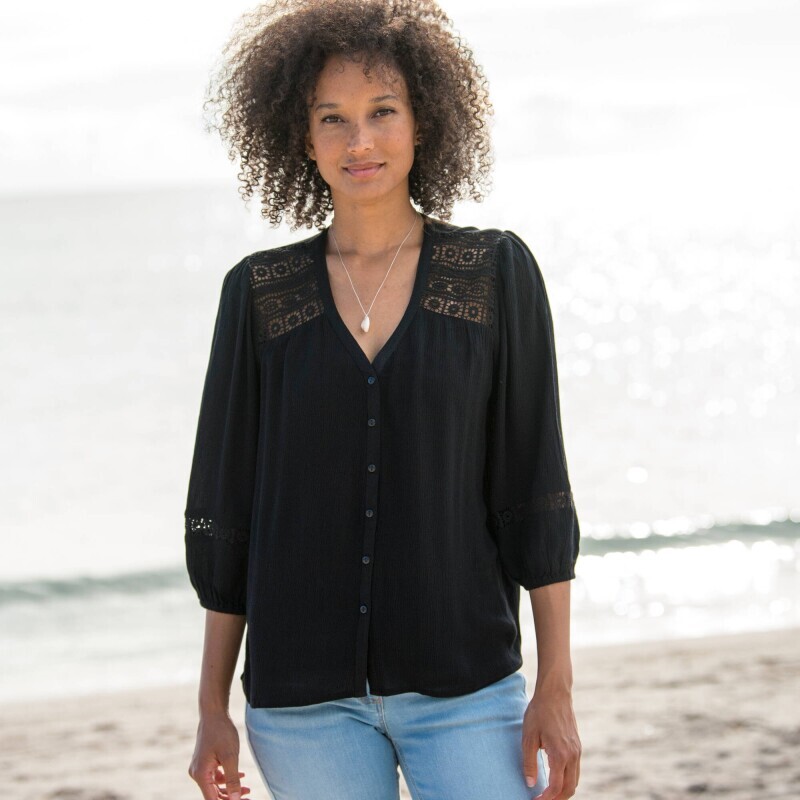 Bluzka z dekoltem w serek i makramą