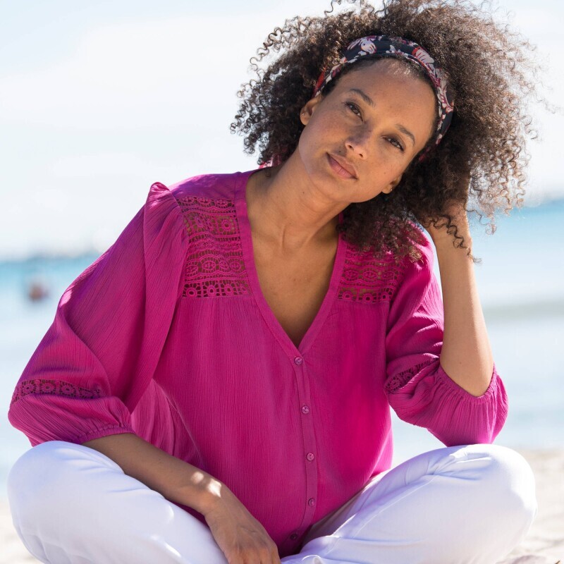 Bluzka z dekoltem w serek i makramą