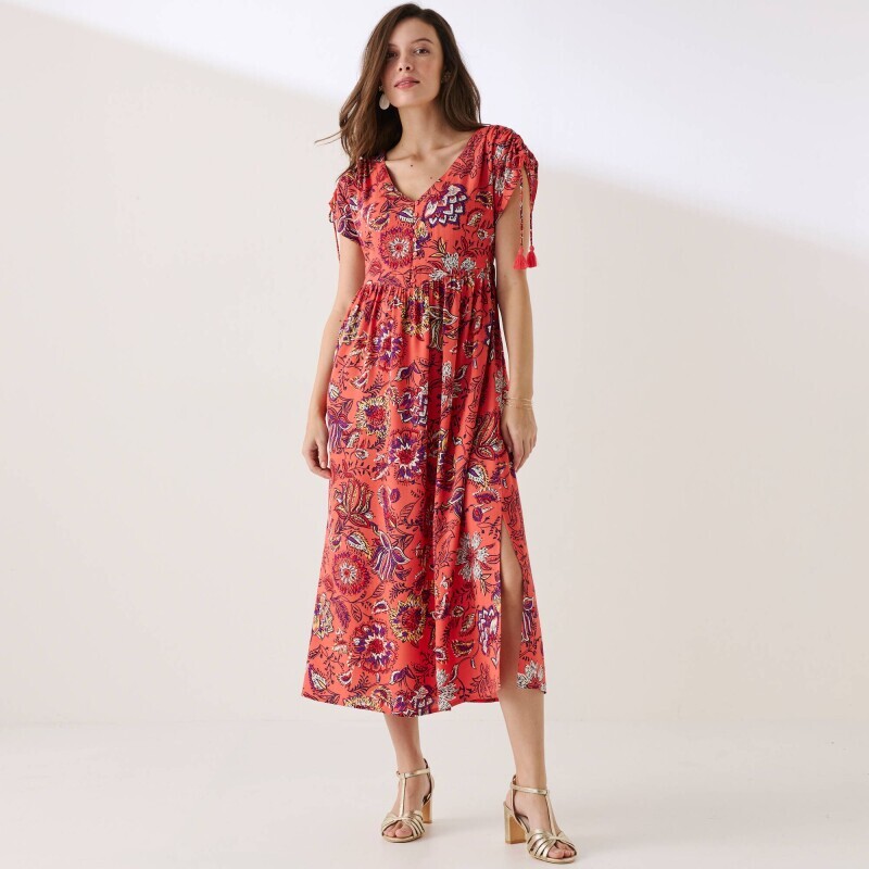 Midi ruha mintával, hasítékkal és gombokkal