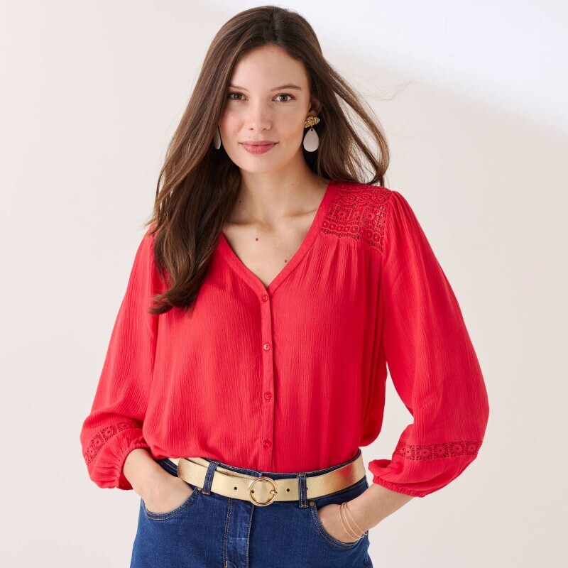 Blúzka s výstrihom do V a macramé