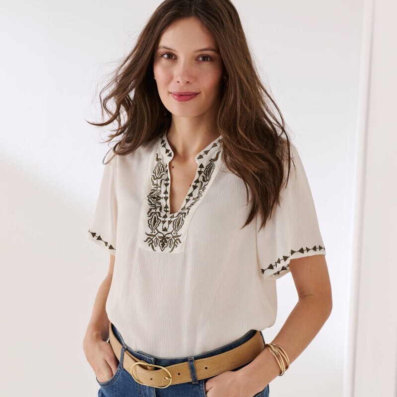 Kreponová halenka s výšivkou a krátkými rukávy