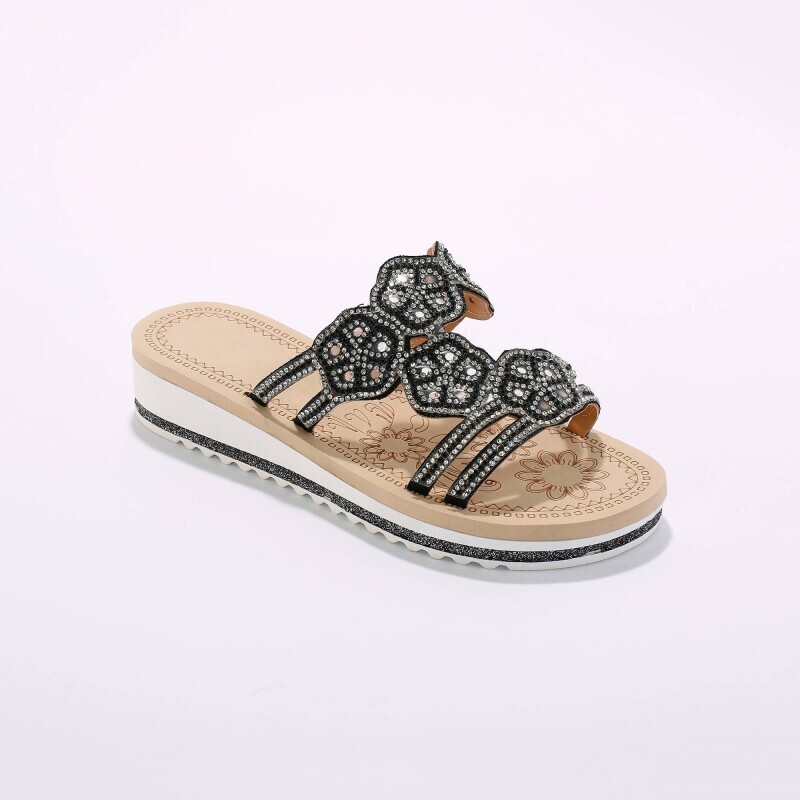 Kapcie na koturnie z wykończeniem bijou, wstawkami z dżetów i koralikami