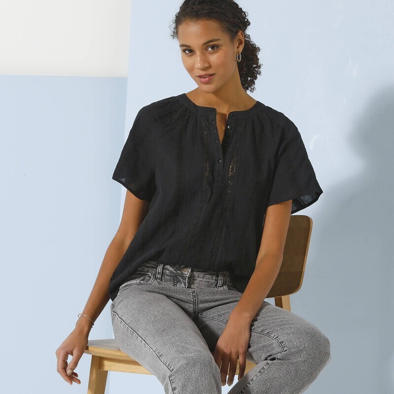 Jednobarevná halenka s krátkými rukávy a macramé proužky