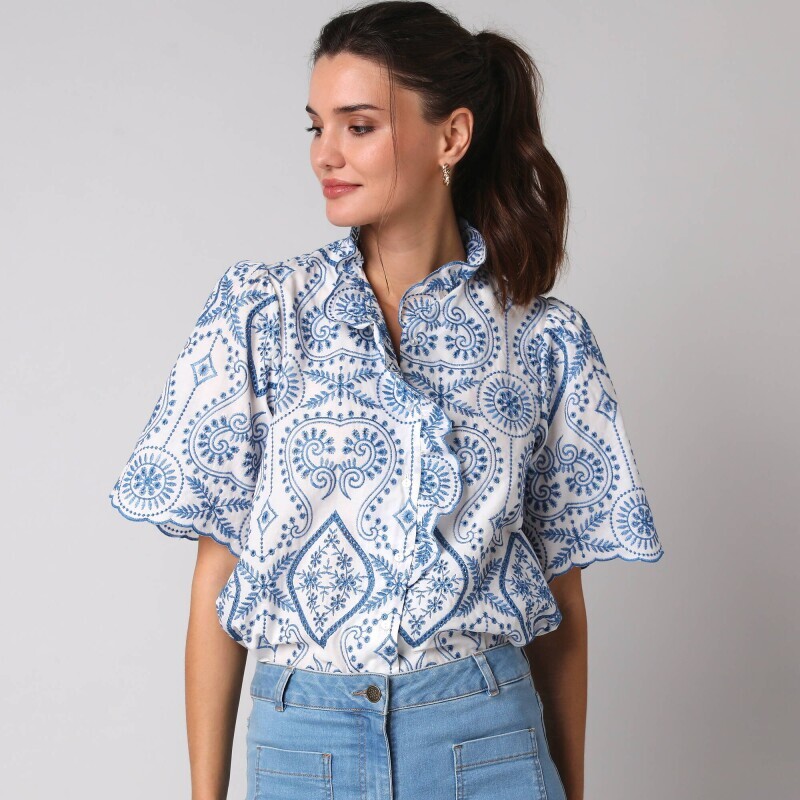 Košilová halenka s výšivkou a volány