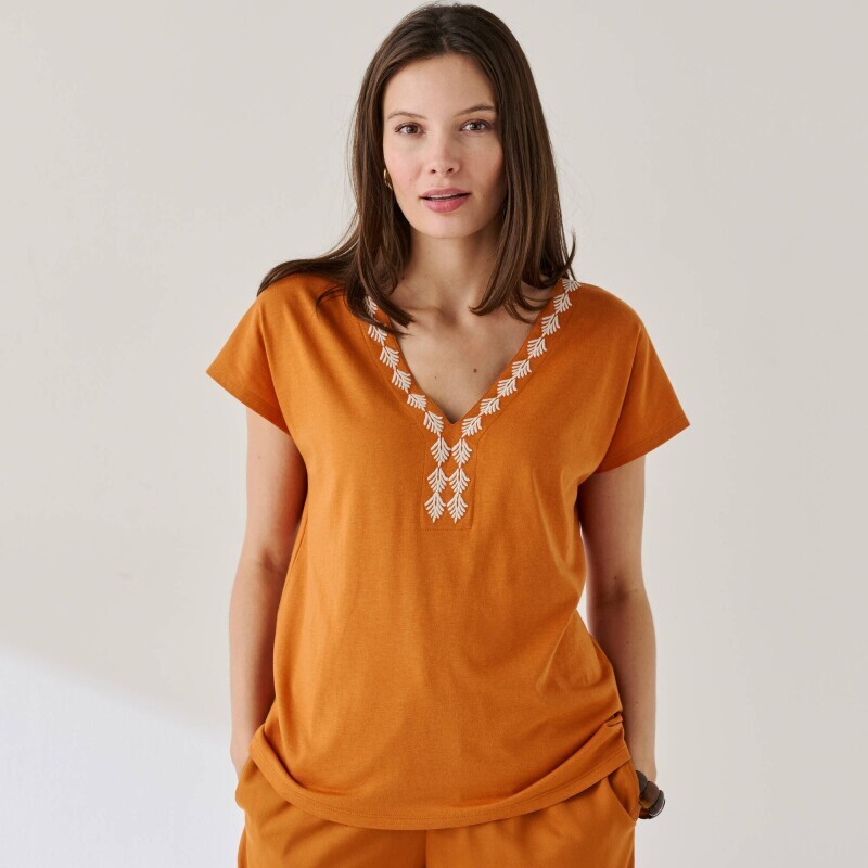 Hímzett V-nyakú póló