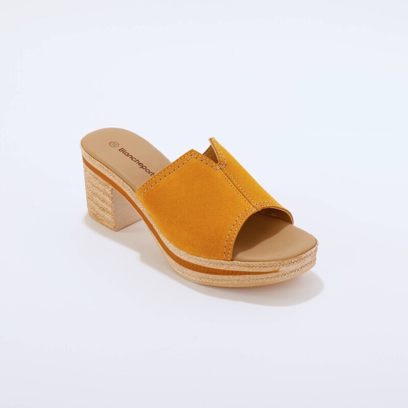 Klapki typu chodaki na koturnie, wykonane ze skóry